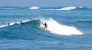 Rita Pires a  fazer Stand Up Paddle na praia de Batu Bolong em Canggu, Bali.