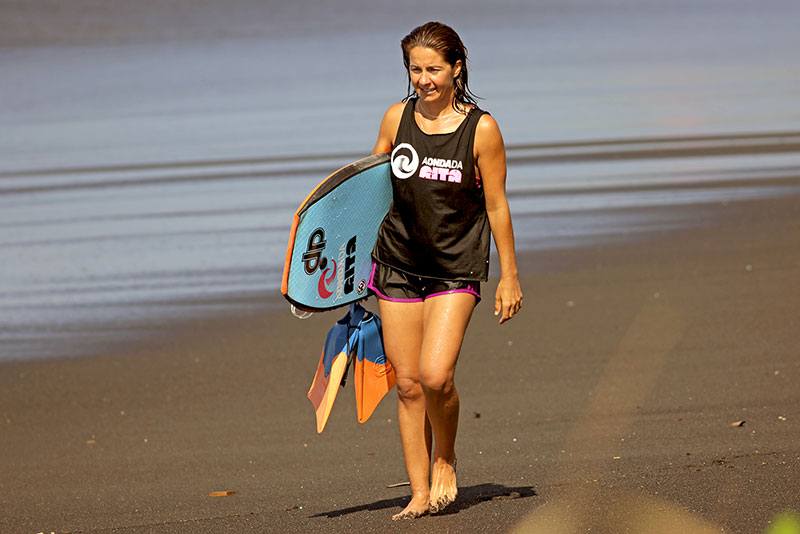 Rita Pires a fazer bodyboard em Bali