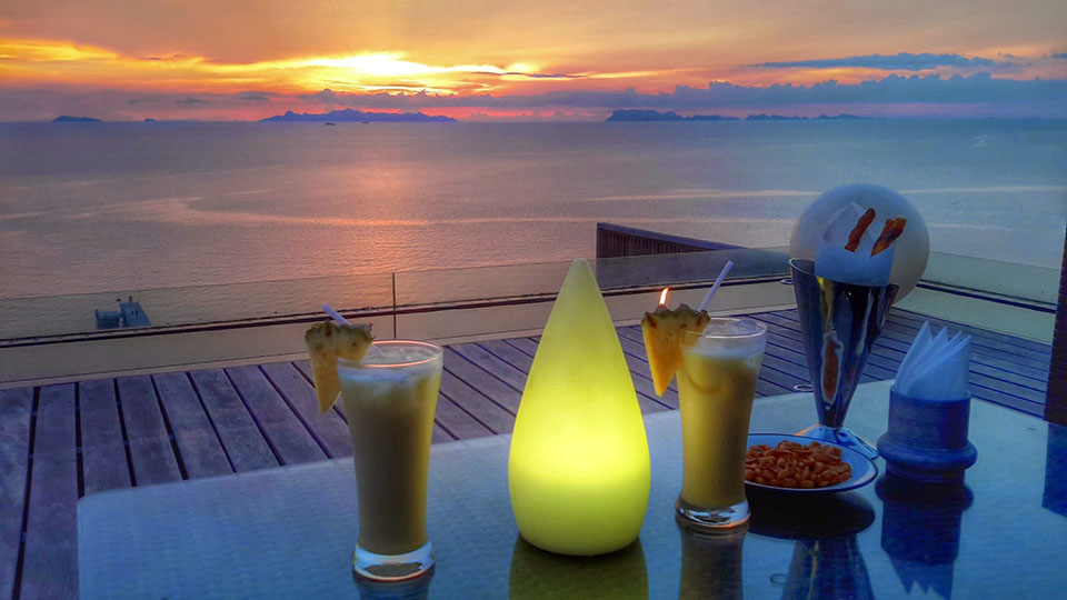Aperitivos e pôr-do-sol em InterContinental Samui Baan Taling Ngam Resort