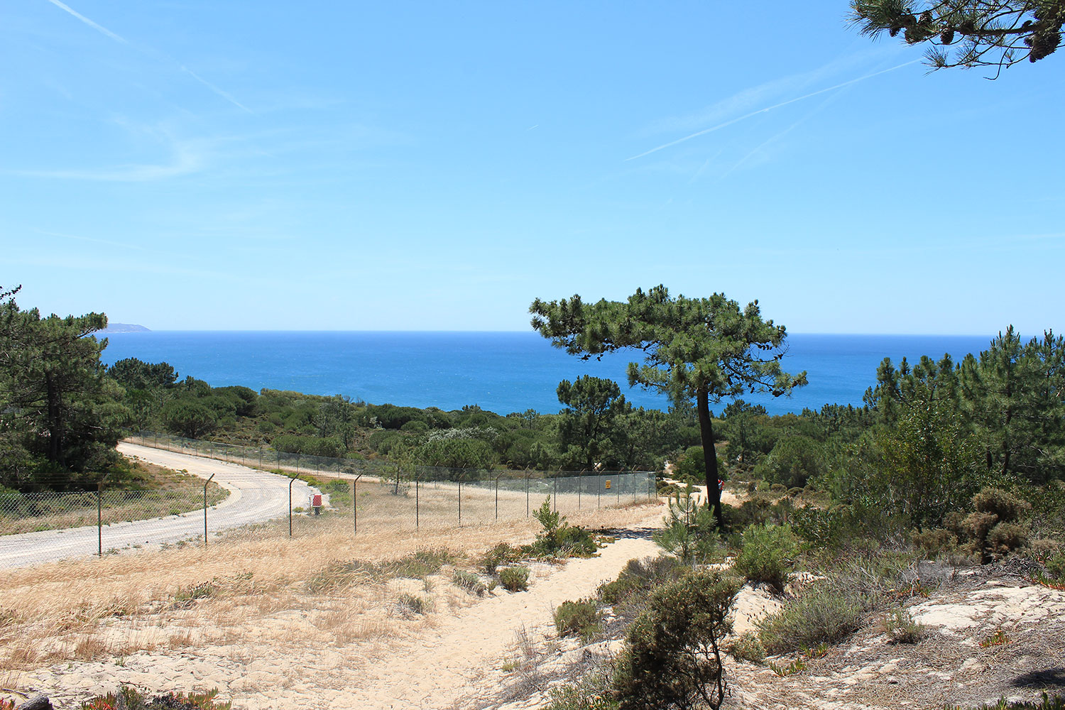 Trilho para a praia da adiça junto à base militar da N.A.T.O.