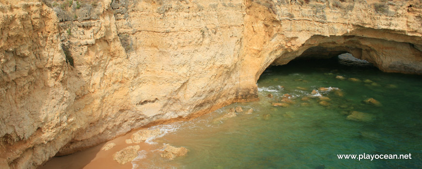 Gruta na Praia da Ponta Pequena