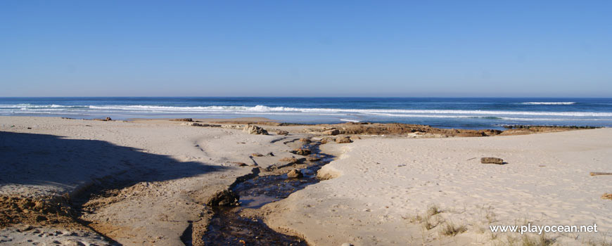 Curso de água na Praia da falca