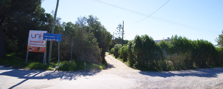 Crossroad to Praia da Mata Beach