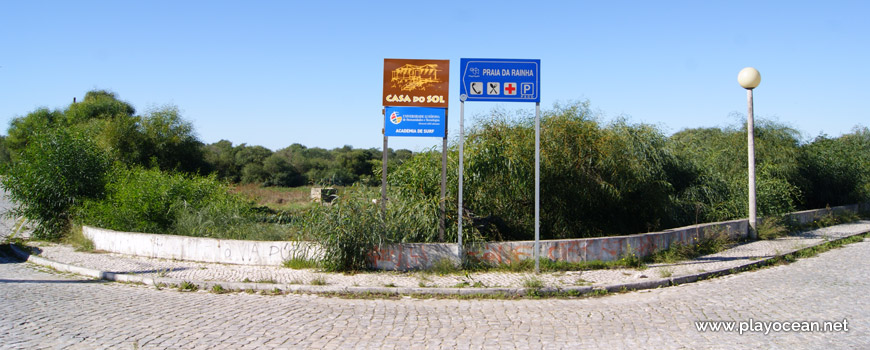 Crossroad to Praia da Rainha Beach