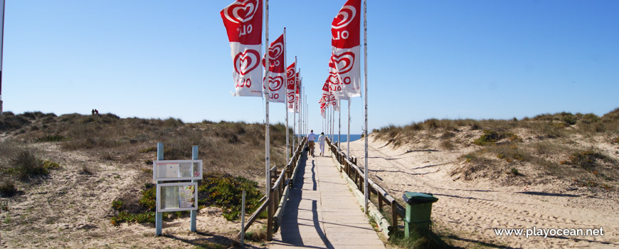 Access to Praia da Rainha Beach