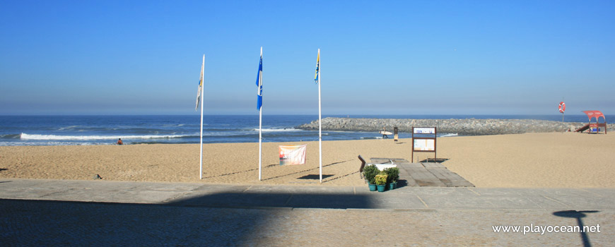 Banners, Praia da Baía Beach