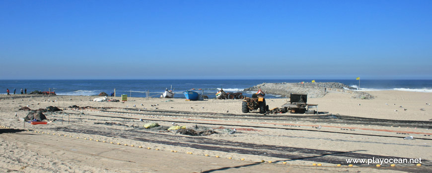 Redes na Praia do Bairro Piscatório