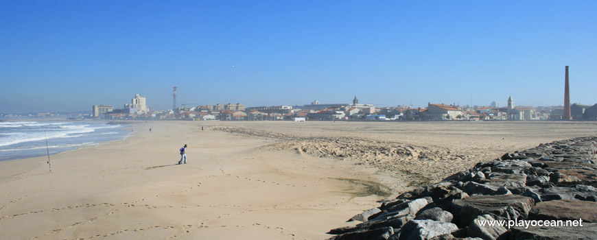 North of Praia da Rua 37 Beach