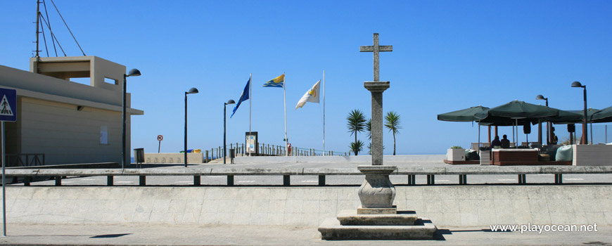 Entrance at Praia de Cepães Beach