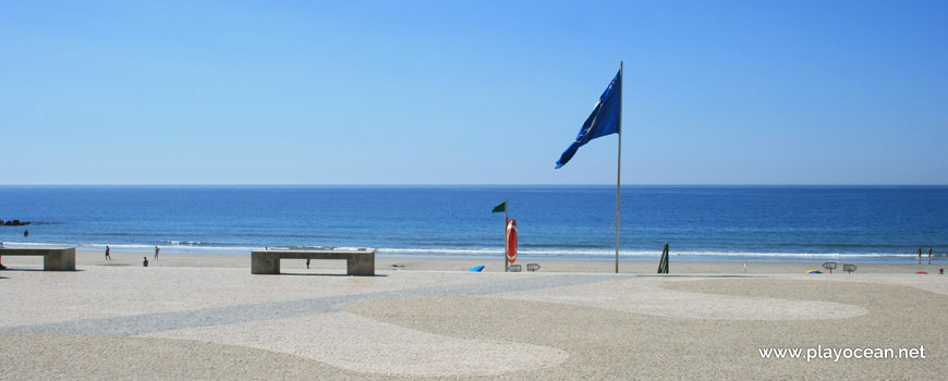 Blue Flag at Praia de Ofir Beach