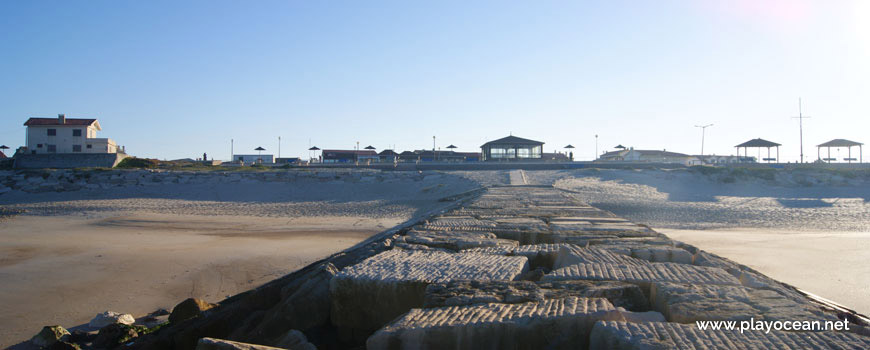 Casas junto à Praia da Cova Gala (Norte)