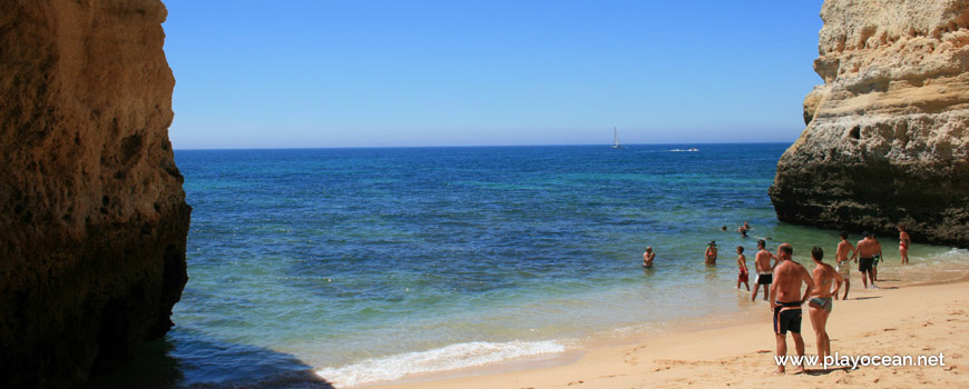 Banhos na Praia do Buraco