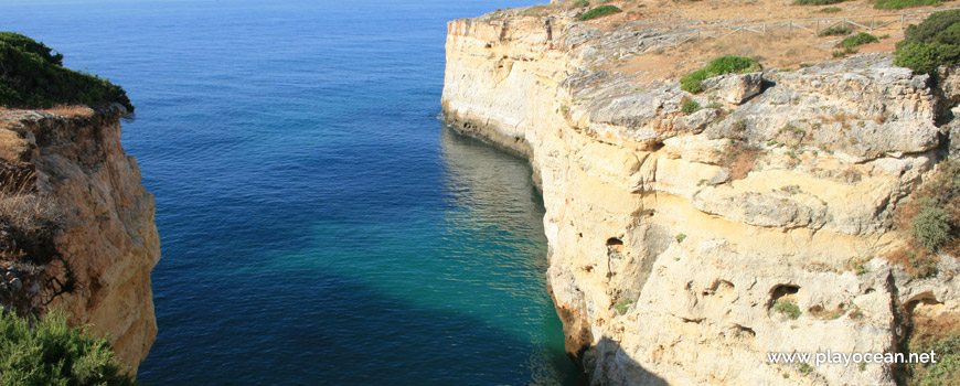 Access to Praia do Cão Raivoso Beach