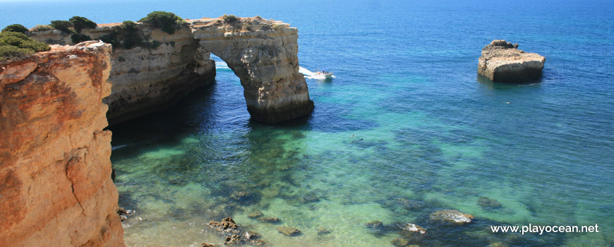 Arco natural e ilhéu na Praia da Estaquinha