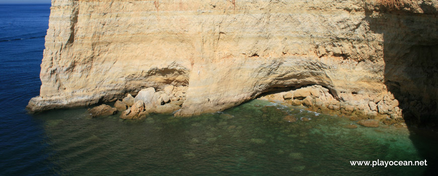 Rocks at Praia da Grilheria Beach