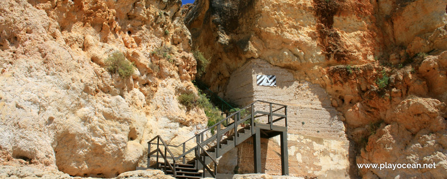 Escadaria na Praia Nova