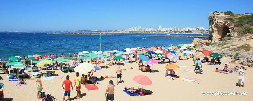 Chapéus de sol na Praia do Pintadinho