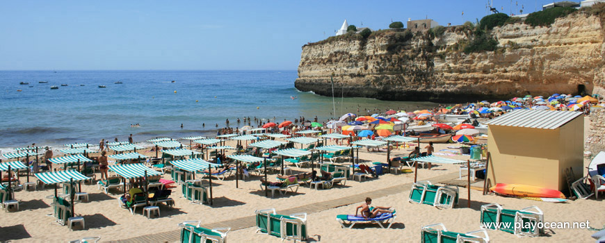 Toldos e guarda-sóis na Praia da Senhora da Rocha