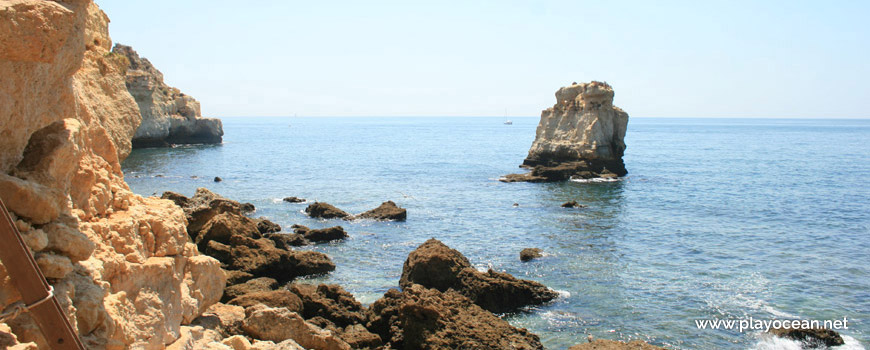 Penedo na Praia do Vale Currais