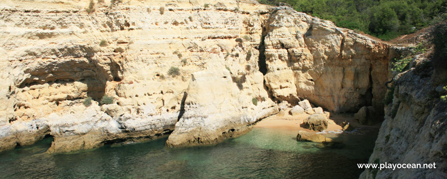 Praia do Vale Espinhaço Beach, cliff base