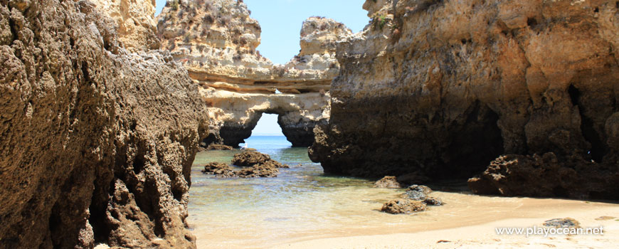 Túnel na rocha da Boneca