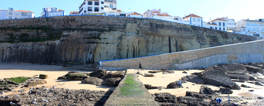 Acliff and access at Praia dos Pescadores Beach