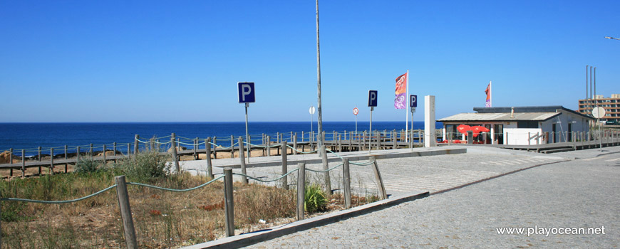 Parking at Praia do Paraíso Beach