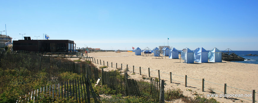 Barracas na Praia da Quebrada