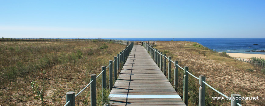 Passadiço na Praia das Salinas