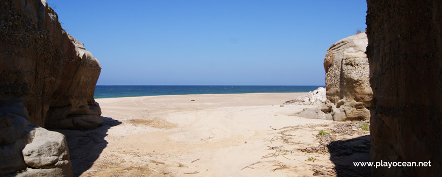 Entrada para a Praia do Barroco da Adega