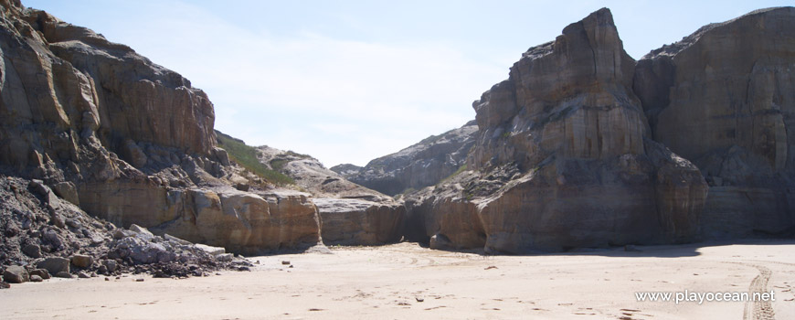 Cliff, Praia do Barroco da Adega Beach