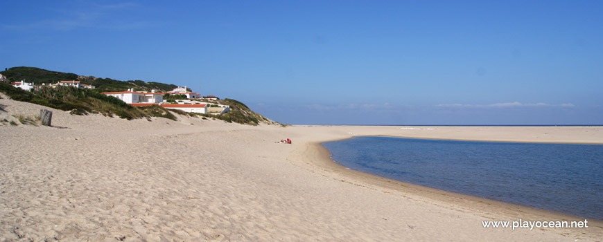 Houses at Praia do Bom Sucesso Beach