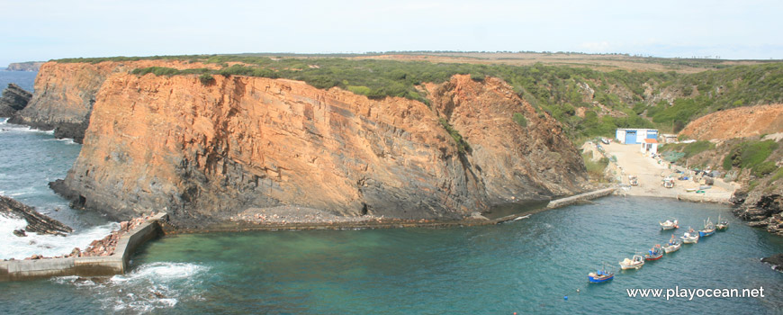 North at Praia da Entrada da Barca Beach