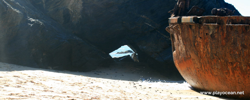 Praia do Patacho, arco na rocha