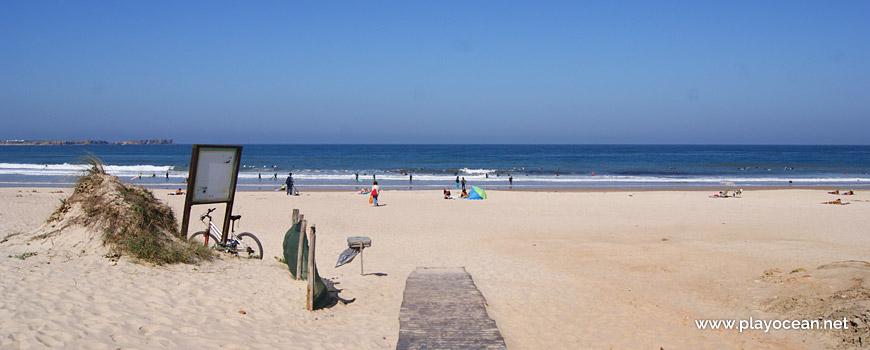 Entrance of Praia do Campismo Beach