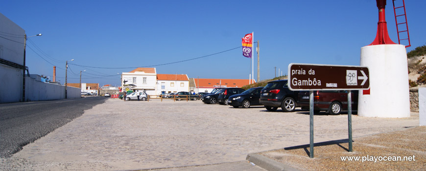 Parking at Praia da Gâmboa Beach