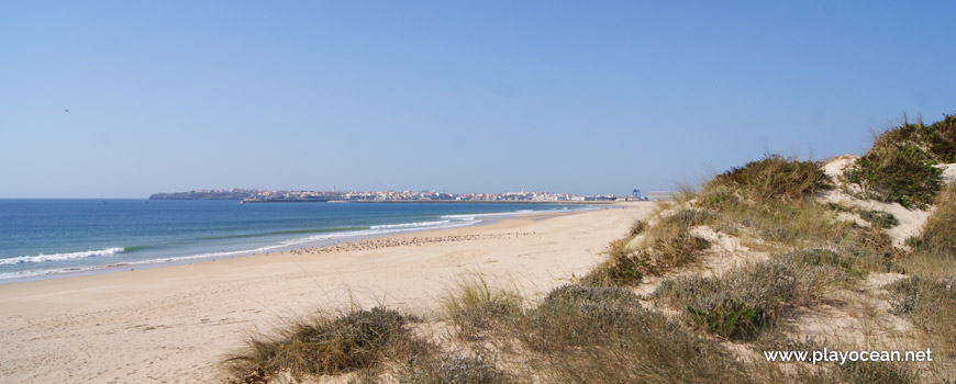 North at Praia do Medão Grande Beach