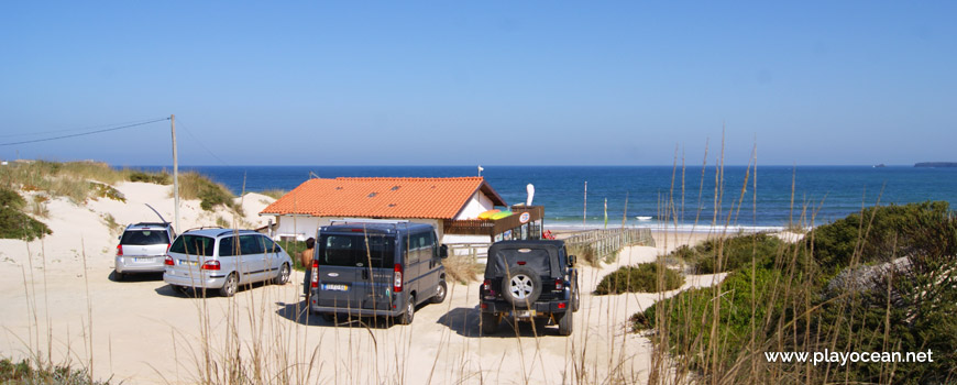 Carros na Praia de Peniche de Cima