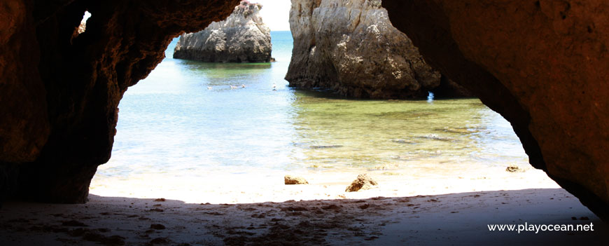 Gruta na Praia de Boião