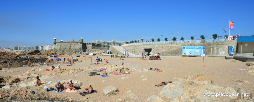 Praia do Castelo do Queijo Beach