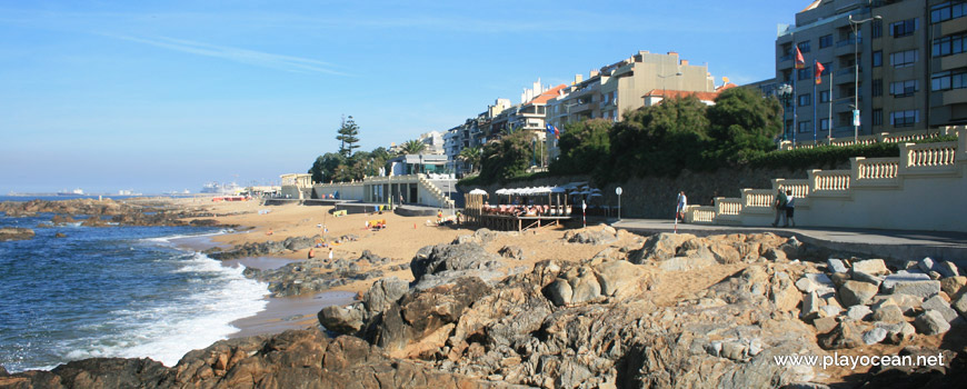 Praia de Gondarém e casas do Porto