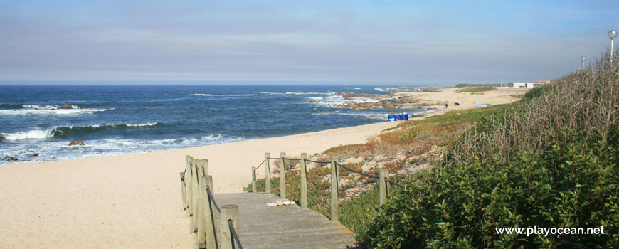 Access to Praia de Aver-o-Mar Beach