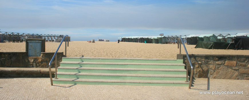 Access to Praia do Leixão Beach