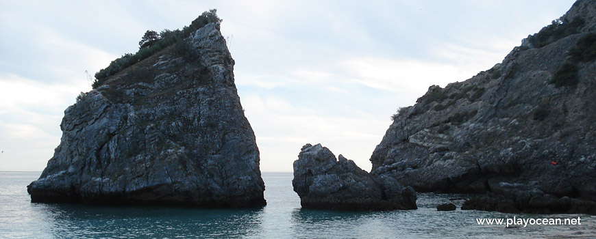 Rochedos na Praia da Ribeira do Cavalo.