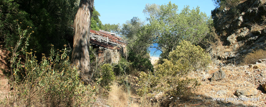 Access to Praia de Alpertuche Beach