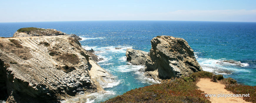 Praia do Banho Beach cliffs