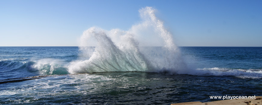 Rebentação na Piscina das Azenhas do Mar