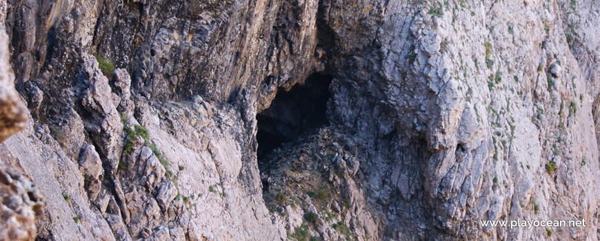 Gruta na Praia do Caneiro