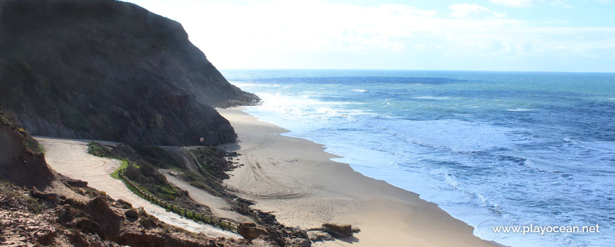 Access and sand at Praia das Amoeiras Beach
