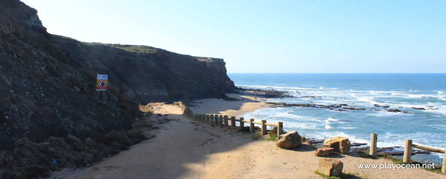 Descent to Praia do Baío Beach
